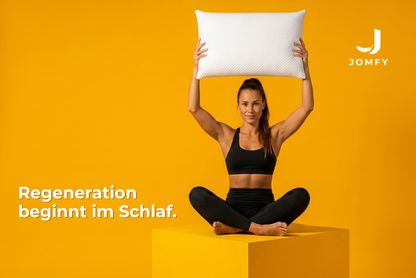 Sportlerin hält Regenerationskissen JOMFY DREAM nach oben