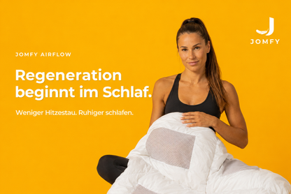 Sportliche Frau mit JOMFY AIRFLOW Decke vor gelbem Hintergrund. Die atmungsaktive Decke unterstützt ein ruhiges Schlafklima mit weniger Hitzestau.