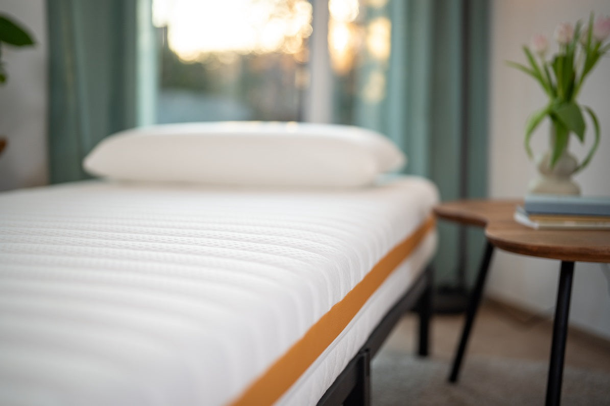 JOMFY BOOST Matratze in modernem Schlafzimmer – für gesunden Schlaf und Regeneration