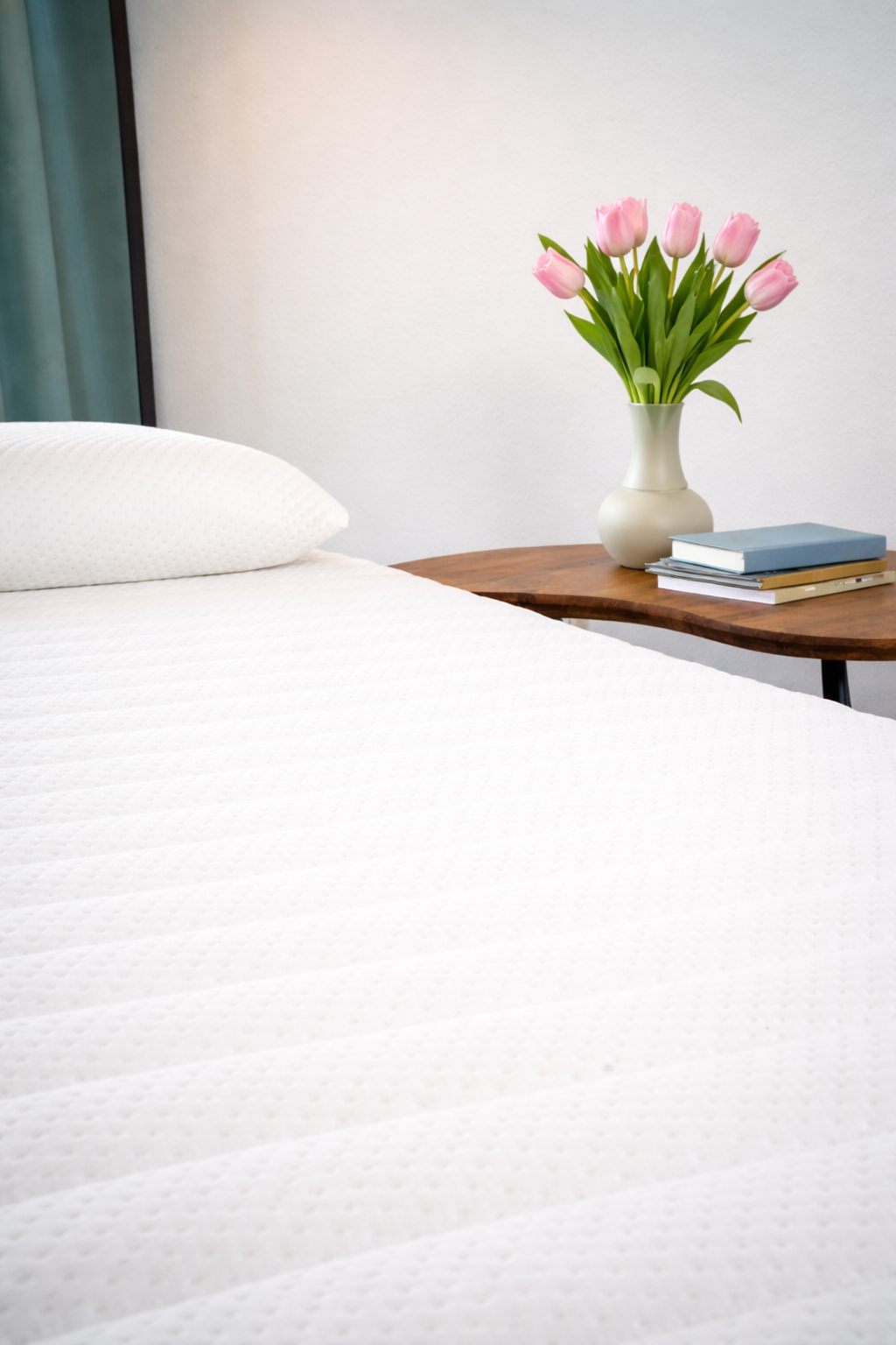 Detailansicht der JOMFY RECHARGE Matratze in ruhiger Schlafzimmerumgebung
